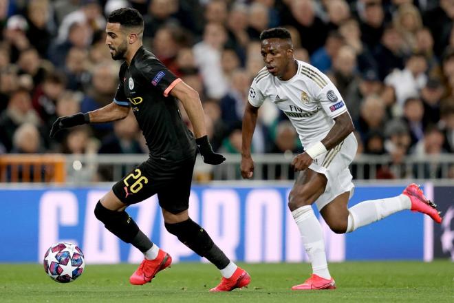 Vinícius persigue a Mahrez en una jugada.