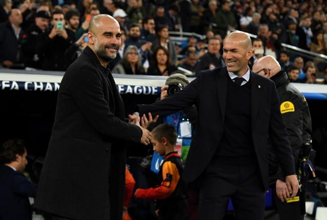 Guardiola y Zidane se saludan. Hay dudas de que se puedan ver en Reino Unido.
