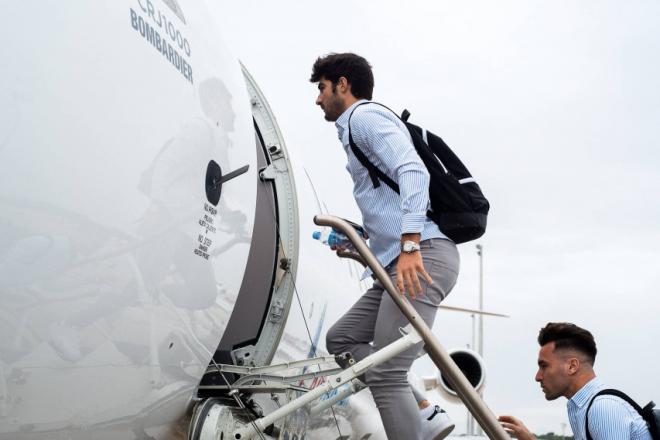 Melero subiendo al avión (Foto: Levante UD).