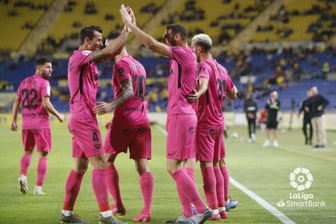 Lombán choca las manos con Luis Hernández en la celebración de su gol (Foto: LaLiga).