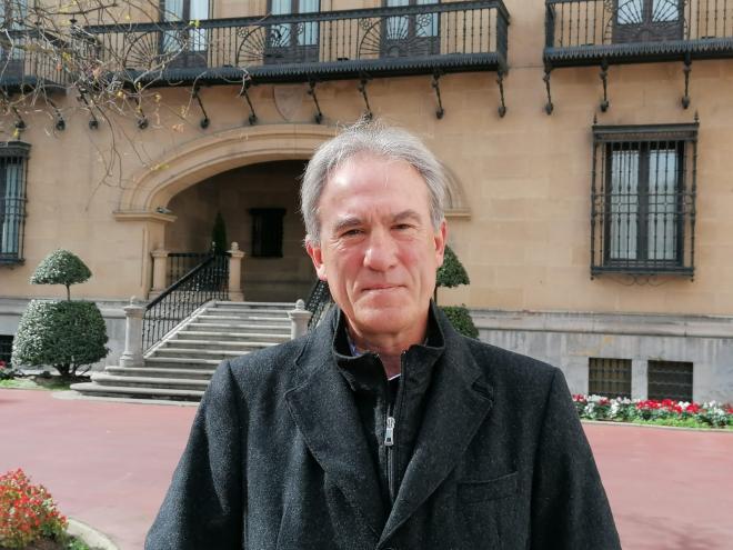 El exleón Andoni Goikoetxea posa frente al palacete de Ibaigane para ElDesmarque Bizkaia.