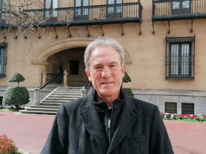 El exleón Andoni Goikoetxea posa frente al palacete de Ibaigane para ElDesmarque Bizkaia.