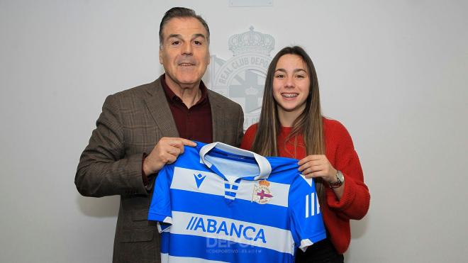 Athenea junto al entrenador del Deportivo, Fernando Vidal (Foto:RCD)