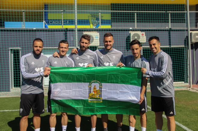 Los jugadores andaluces del Cádiz posan con la bandera de Andalucía (Foto: CCF).
