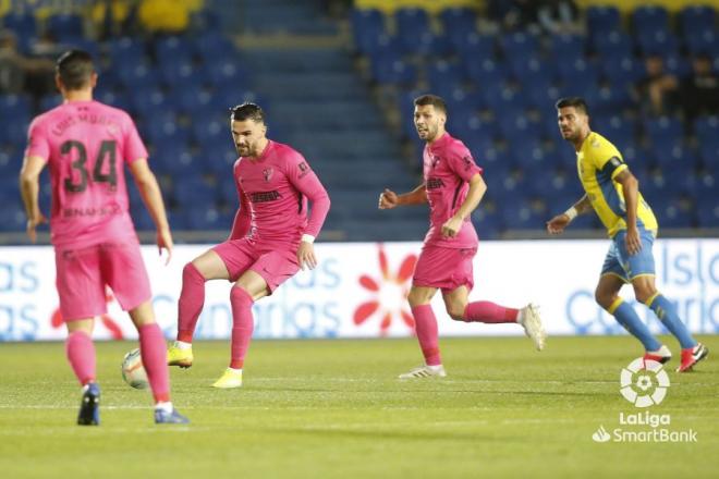 Sadiku, con el balón en los pies ante la mirada de Pacheco y Luis Muñoz (Foto: LaLiga).