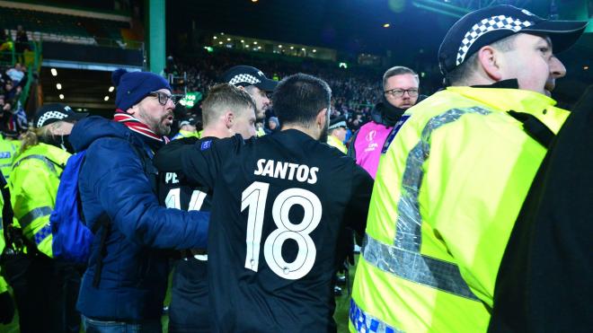 Michael Santos, celebrando el gol al lado de un policía escocés.