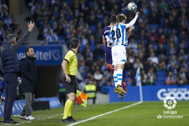 Monreal pugna por un balón aéreo en el Real Sociedad-Real Valladolid (Foto: LaLiga).