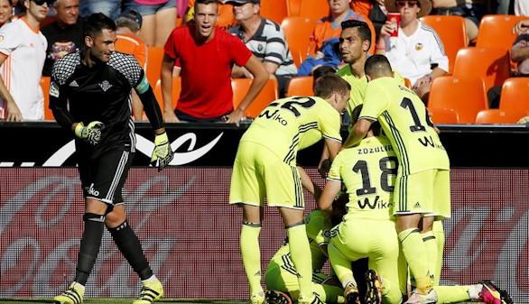 Los jugadores del Betis celebran un gol en el último triunfo en Mestalla.