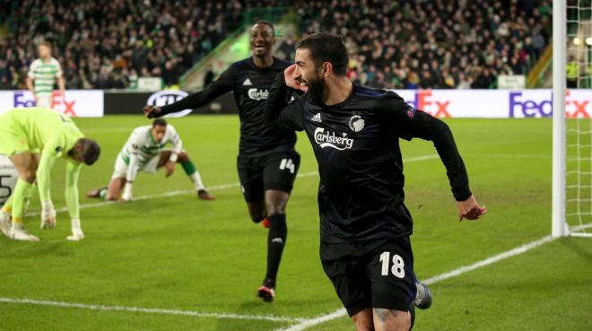 Michael Santos celebra un gol ante el Celtic.