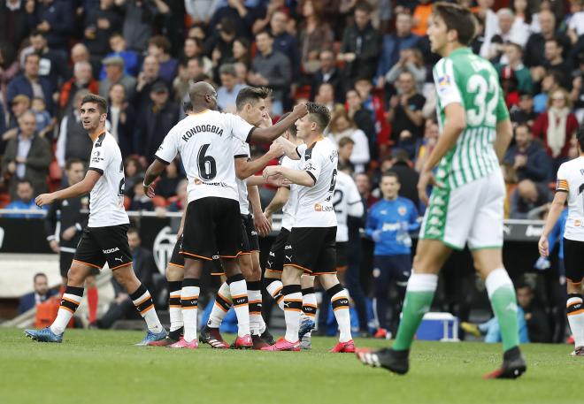 El Valencia celebra el gol de Gameiro contra el Betis (Foto: David González).