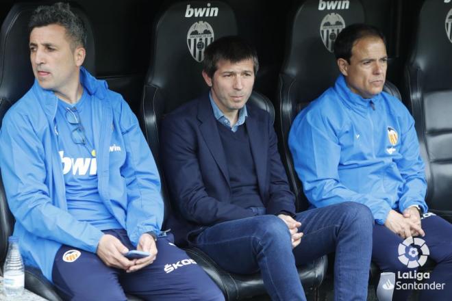 Javier Miñano (derecha) en el banquillo de Valencia CF  (Foto: LaLiga)