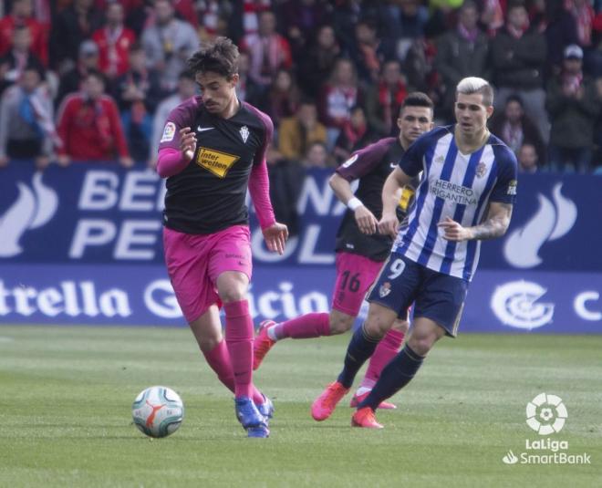 Carlos Cordero se lleva un balón durante el Ponferradina-Sporting (Foto: LaLiga).