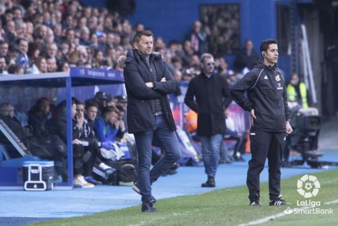 Djukic da instrucciones durante el Ponferradina-Sporting (Foto: LaLiga).