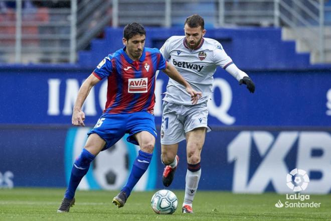 Borja Mayoral conduce la pelota durante el Eibar-Levante (Foto: LaLiga).