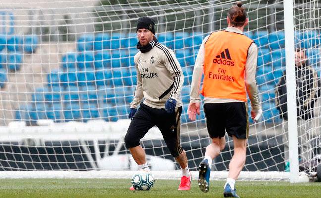 Ramos conduce el balón ante la mirada de Bale en un entrenamiento (Foto: Real Madrid).