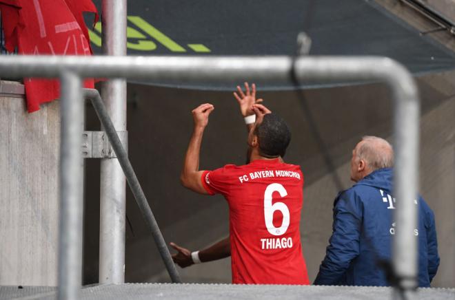 Thiago Alcántara protesta ante los ultras del Bayern.