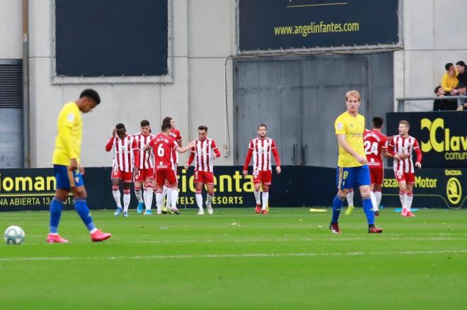 Los jugadores del Almería celebran el gol en Carranza (Foto: Cristo García).