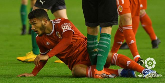 Luis Suárez, sobre el césped, durante el Racing-Zaragoza (Foto: LaLiga).