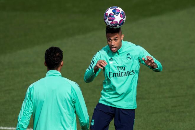 Mariano cabecea un balón durante un entrenamiento con el Real Madrid (Foto: EFE).