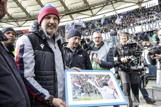 Sinisa Mihajlovic posa con su cuadro homenaje.