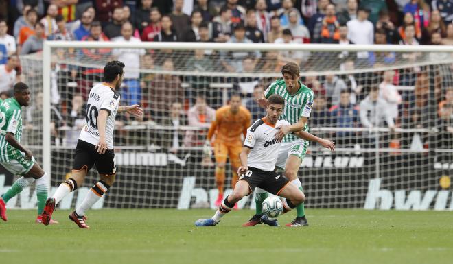 Ferran Torres recibe el balón de espaldas a portería (Foto: David González)