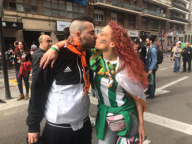 Dos aficionados se besan a los pies de Mestalla