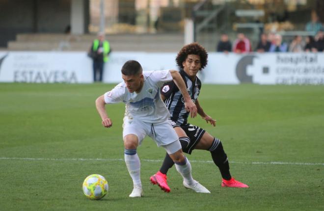 Callejón trata de marcharse de un rival (Foto: Marbella FC).