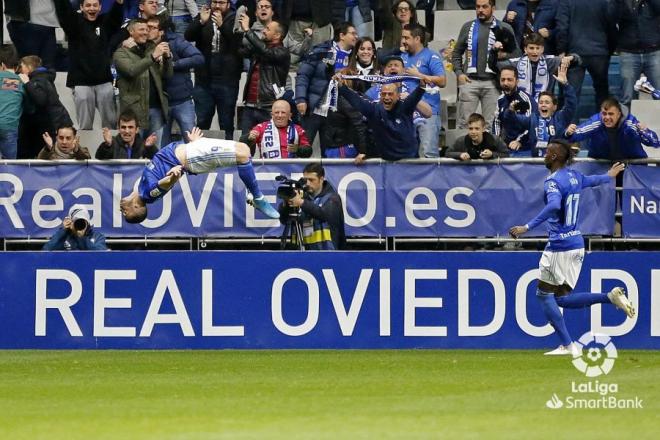Celebración acrobática de Rodri tras su gol en el Real Oviedo-Tenerife (Foto: LaLiga).