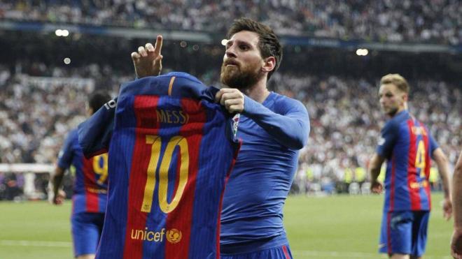 Leo Messi enseña su camiseta al Bernabéu al celebrar un gol con el Barcelona.
