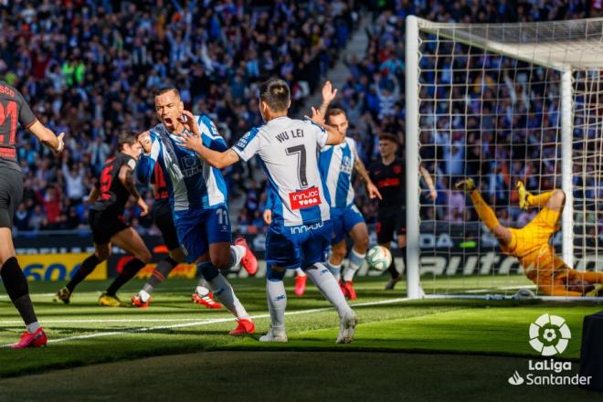 Raúl de Tomás y Wu Lei celebran el tanto ante el Atlético.