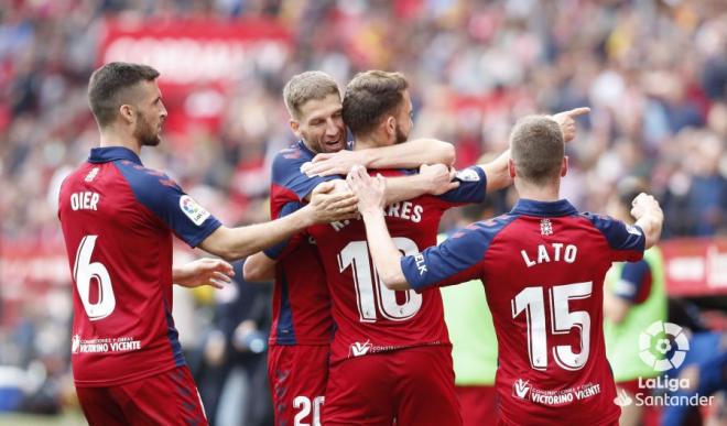 Roberto Torres celebra su gol desde el punto de penalti.