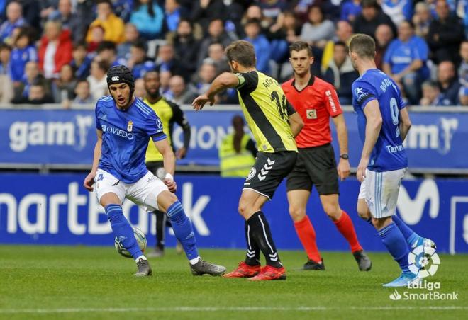 Luismi controla el balón durante el Oviedo-Tenerife (Foto: LaLiga).