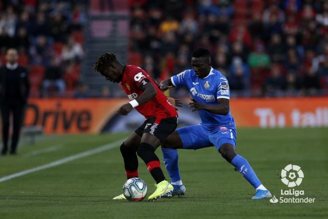 Lumor y Etebo pelean por un balón (Foto: LaLiga Santander).