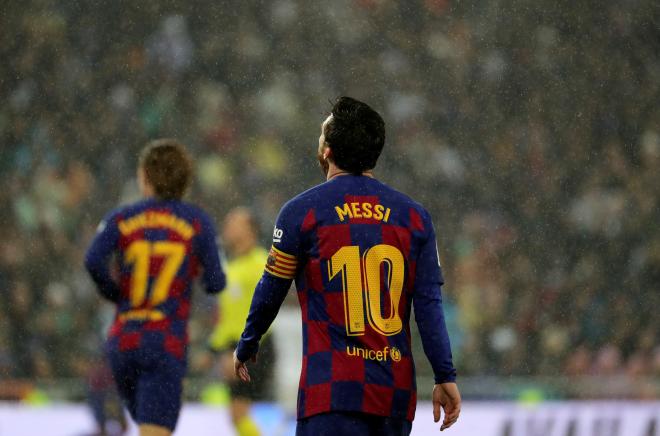 Messi, bajo la lluvia del Bernabéu (Foto: EFE).