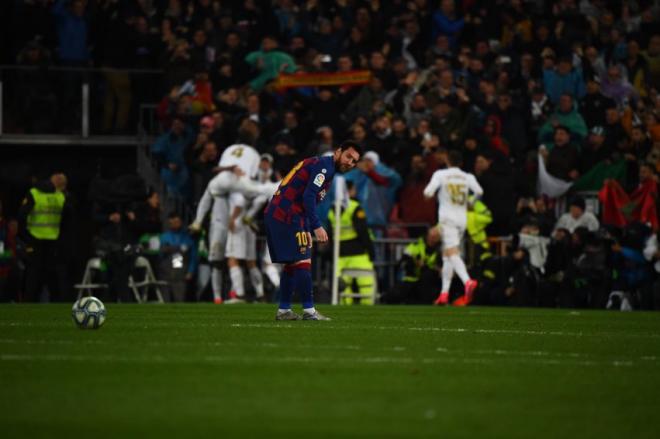 Leo Messi, jugador del Barcelona, se lamenta tras un gol del Real Madrid.
