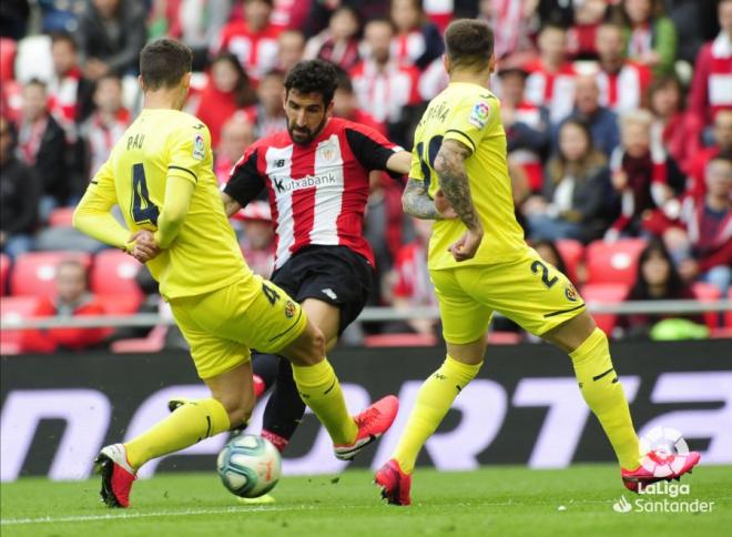 Raúl García, uno de los mejores en Comunio, dispara ante dos defensores (Foto: LaLiga).