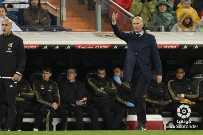 Zidane da indicaciones desde la banda en El Clásico (Foto: LaLiga Santander).