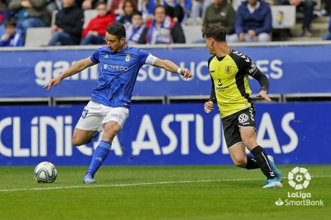 Saúl Berjón arma un disparo durante el Oviedo-Tenerife (Foto: LaLiga).