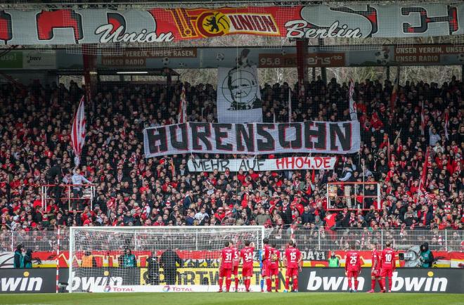 Pancarta en el estadio del Union Berlín contra el presidente del Hoffenheim.