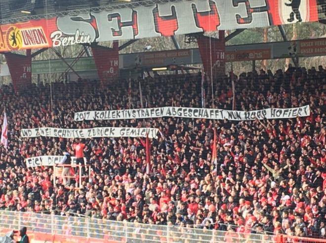 Pancarta en el estadio del Union Berlín contra el presidente del Hoffenheim.
