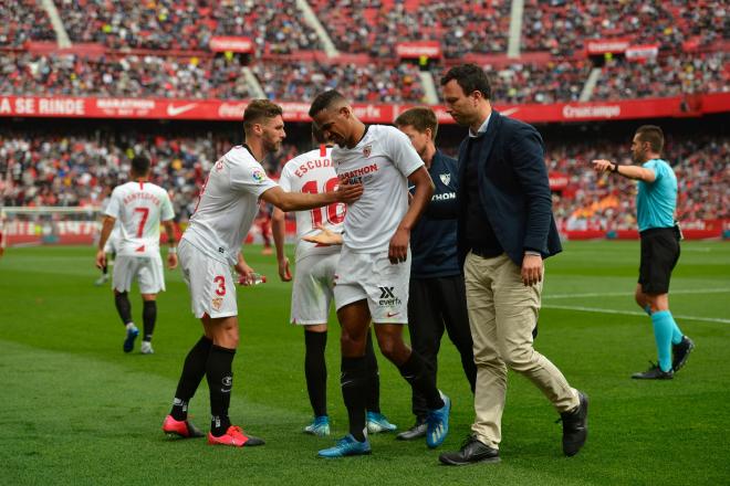 Fernando cae lesionado en el Sevilla - Osasuna. (Foto: Kiko Hurtado).