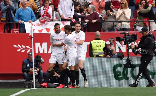 En-Nesyri, Ocampos y Sergio Gómez celebran el primer gol del Sevilla. (Foto: Kiko Hurtado).