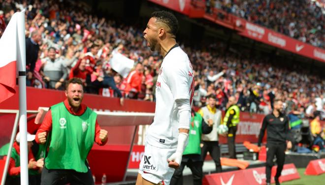 En-Nesyri celebra el gol del Sevilla con la grada (Foto: Kiko Hurtado).