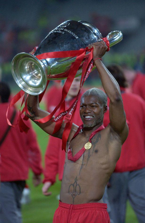 Djibril Cissé levanta la Champions League de 2005 conquistada con el Liverpool.