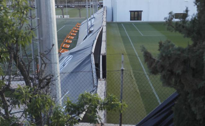 El viento tumba las lonas de la Ciudad Deportiva de Paterna. (Foto: David González)