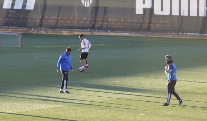 Albert Celades durante uno de los entrenamientos del Valencia CF (Foto: David González).