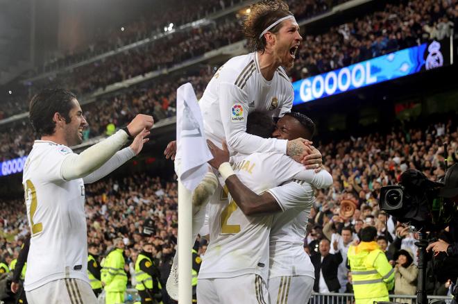 Sergio Ramos junto a sus compañeros celebrando un gol (foto:EFE).