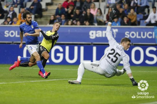 Lunin, cedido del Real Madrid, durante un lance del Oviedo-Tenerife (Foto: LaLiga).