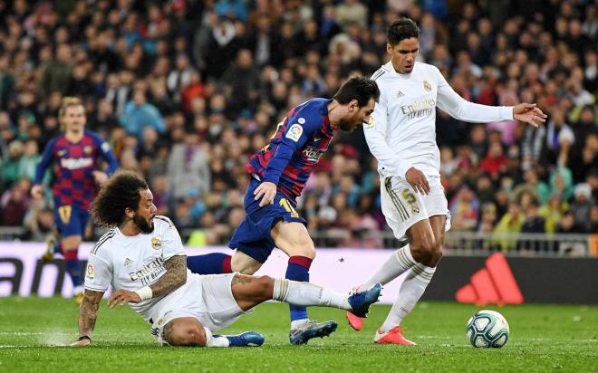 Marcelo roba el balón a Leo Messi en El Clásico.