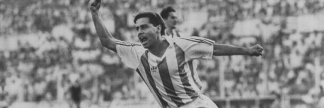 Roberto López Ufarte celebra un gol con la Real.